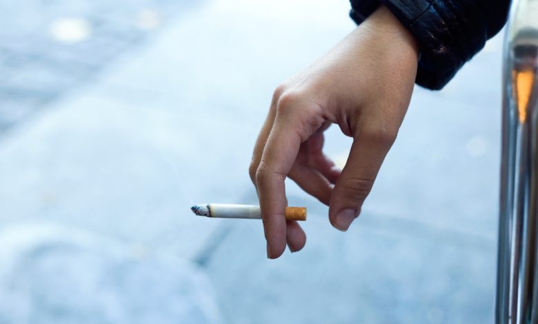 Coraz więcej Polaków pali papierosy. Rekomendacje ekspertów